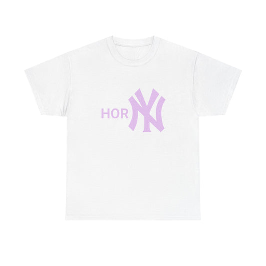 Entdecke unser provokatives T-Shirt mit dem Schriftzug "Horny" und dem ikonischen New York Yankees Logo. Ein Statement für selbstbewusste Fashionistas. Hochwertige Baumwolle für unschlagbaren Komfort. Hol dir jetzt dieses gewagte Statement-Piece! Horny Shirt to gift friends. Streetwear NY Style T-Shirt