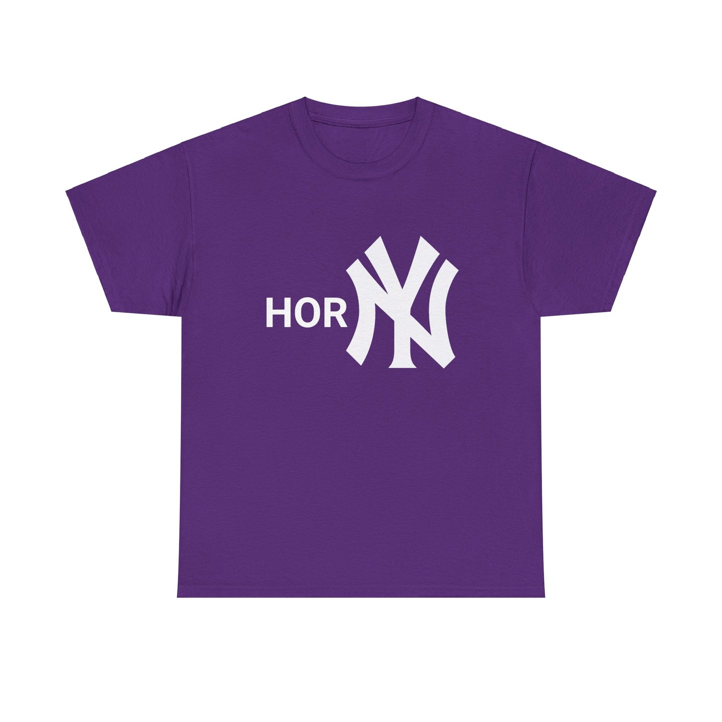 Entdecke unser provokatives T-Shirt mit dem Schriftzug "Horny" und dem ikonischen New York Yankees Logo. Ein Statement für selbstbewusste Fashionistas. Hochwertige Baumwolle für unschlagbaren Komfort. Hol dir jetzt dieses gewagte Statement-Piece! Stylish NY Horny T-Shirt as gift for friends anf fans.